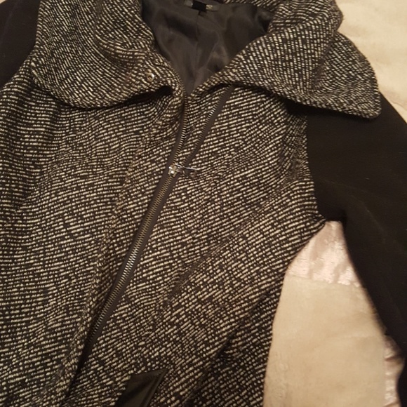 Make An Offer! Designer Coat Black/Multi Small - Picture 5 of 5