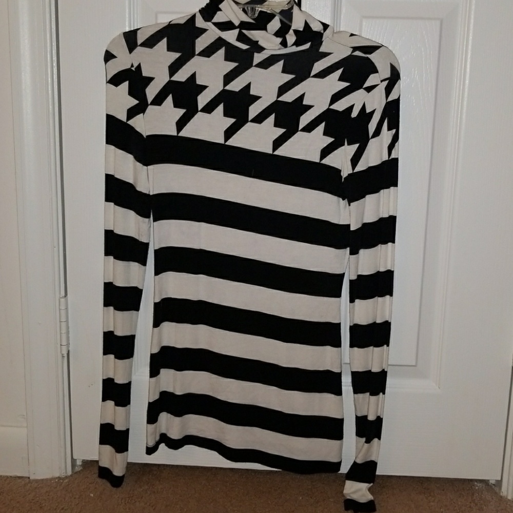 Long sleeve patterned turtle neck