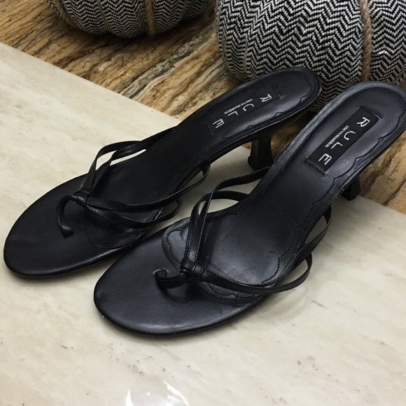 RULE black here. Very small heel. Size 9 - Picture 1 of 2