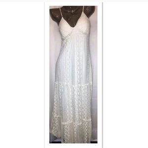 MUST GO-White Lace Maxi Dress