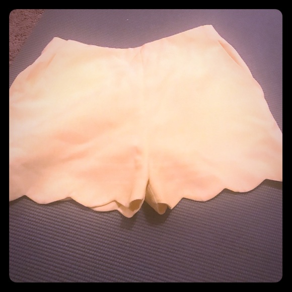 Yellow boutique scalloped shorts - Picture 1 of 2