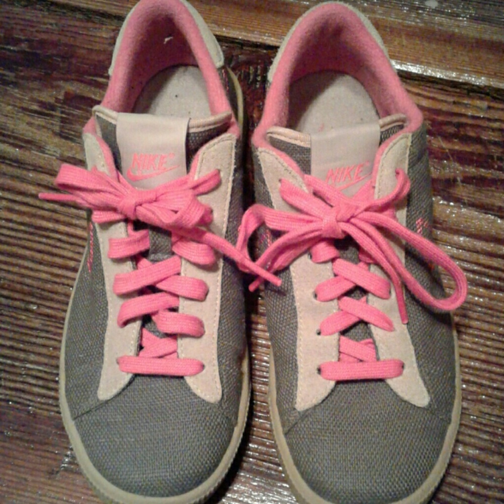 Women's Nike Shoes - Picture 2 of 7