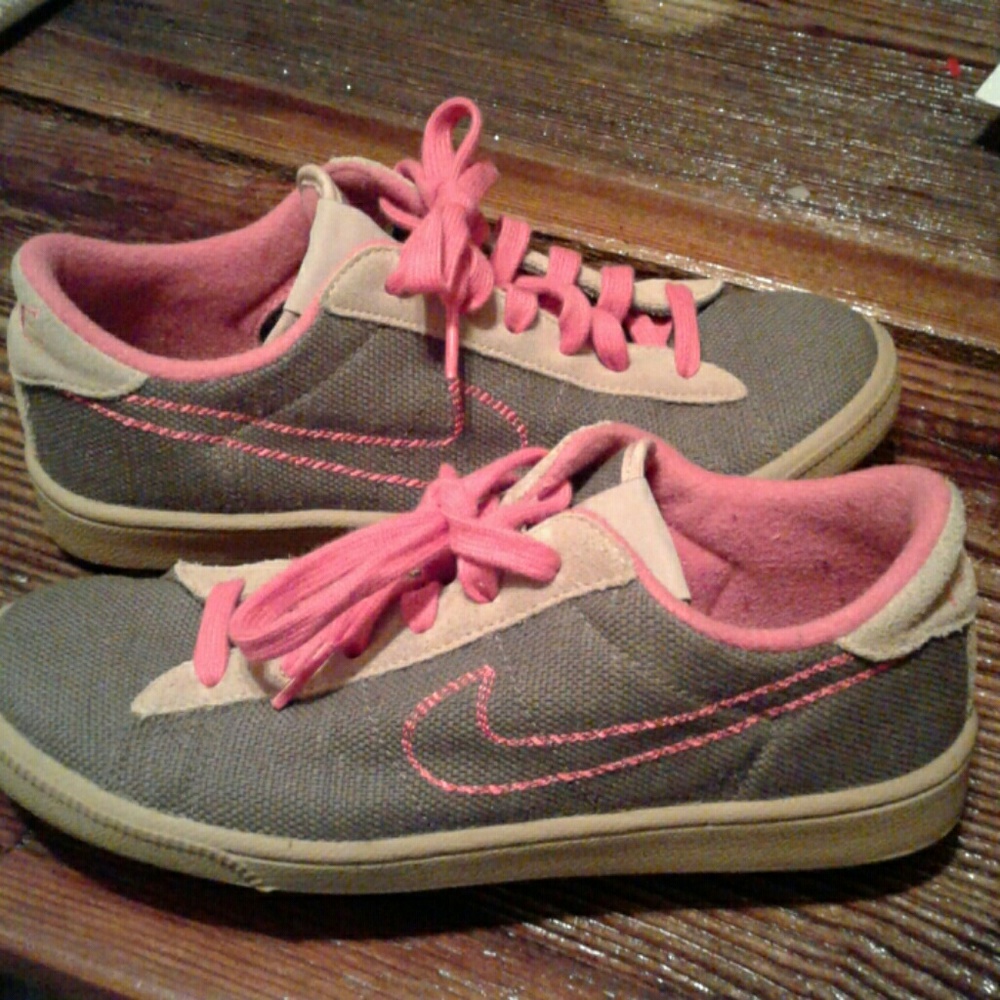 Women's Nike Shoes - Picture 1 of 7