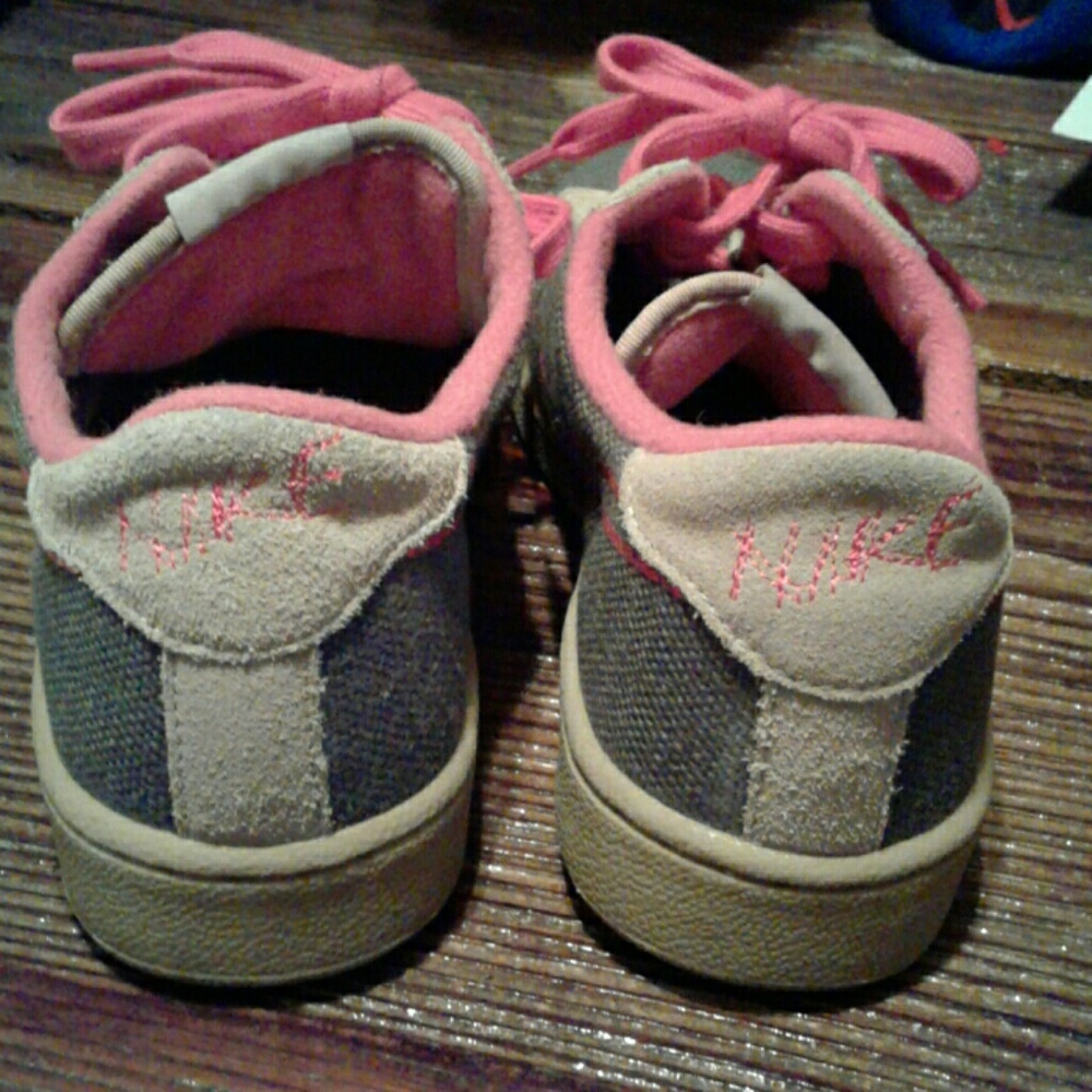 Women's Nike Shoes - Picture 6 of 7