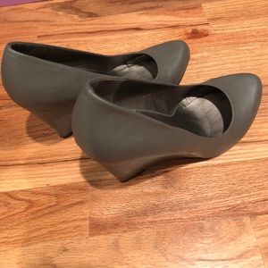 Women’s wedge pumps
