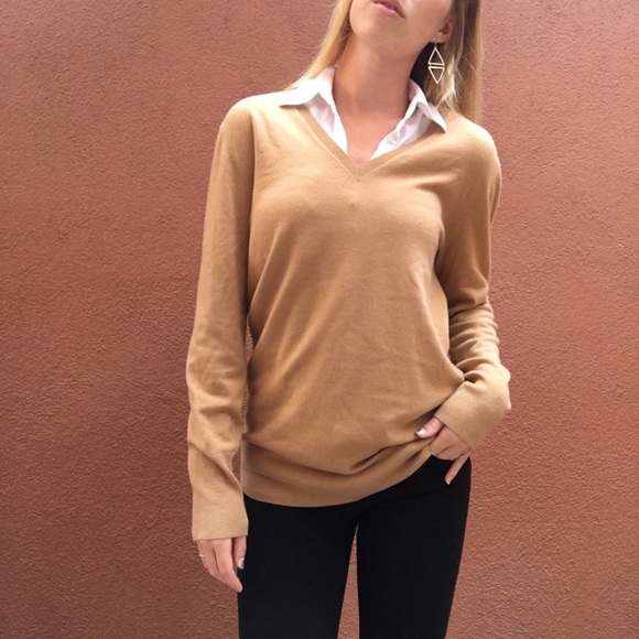 Norman Marcus V-Neck Cashmere Sweater. Camel color - Picture 3 of 8