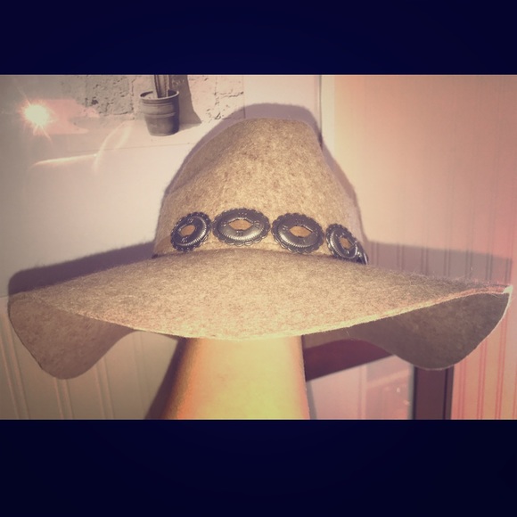 Floppy hat with conchos - Picture 1 of 2