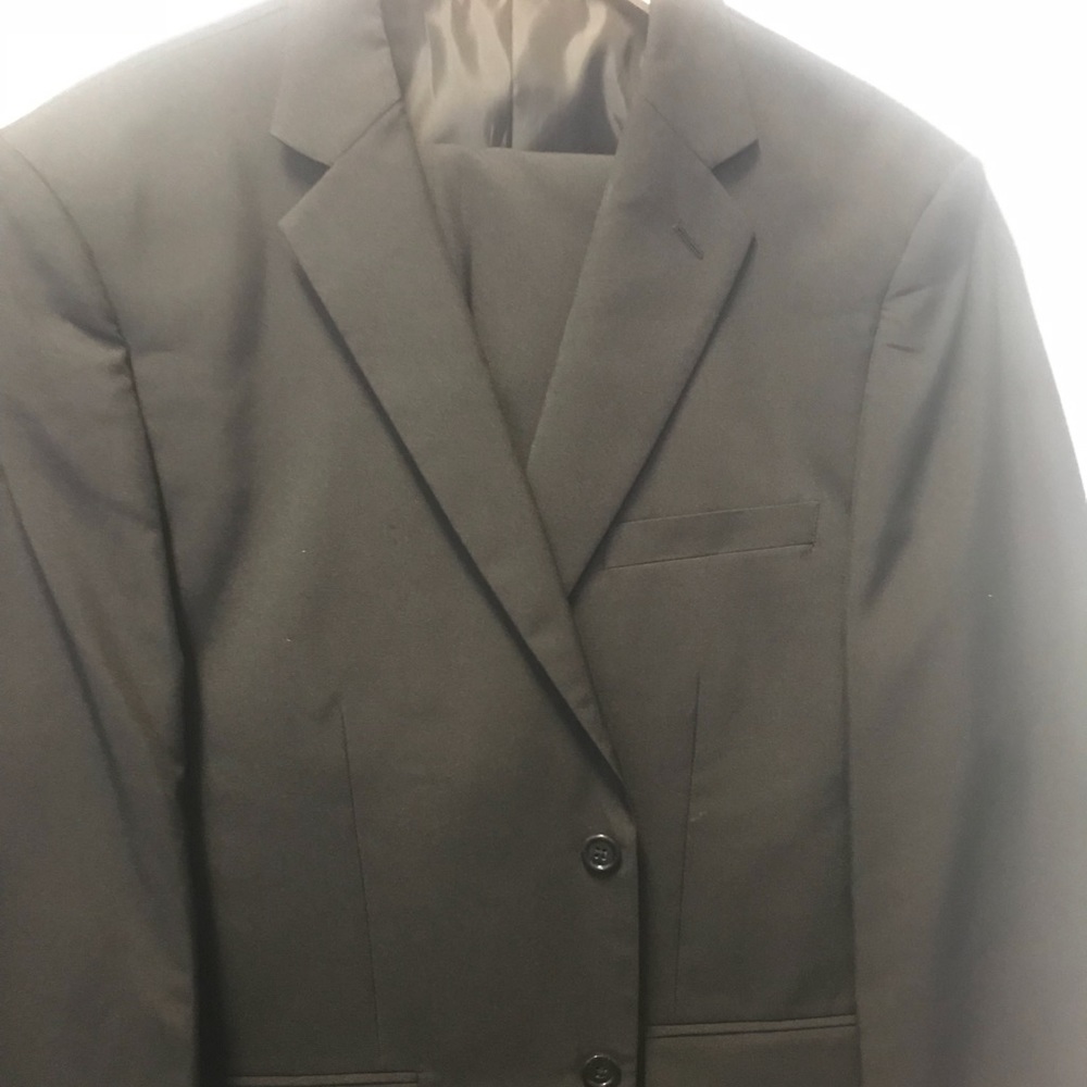 New 42 Regular suits never worn