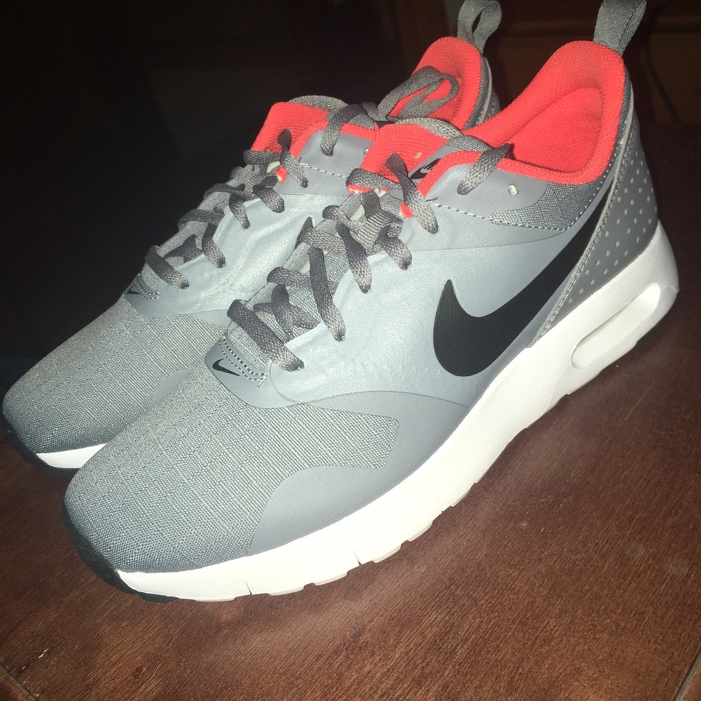 NEVER WORN Nike Air Max Tavas Boys Size 7Y