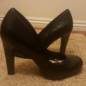 Jessica Simpson black leather pumps