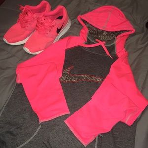 ⭐️⭐️BUNDLE DEAL⭐️⭐️ Women's Nike Large Sweatshirt!