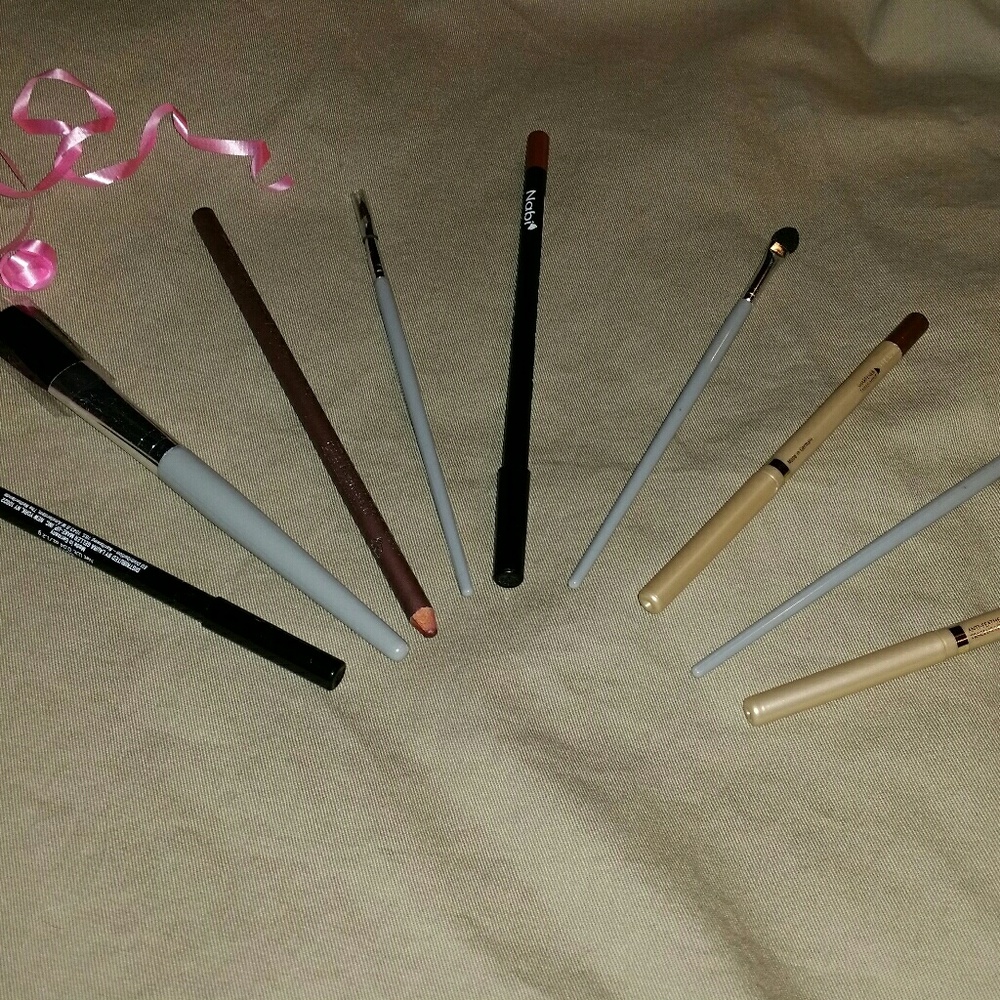 4 make-up brushes and 5 tan-dark brown