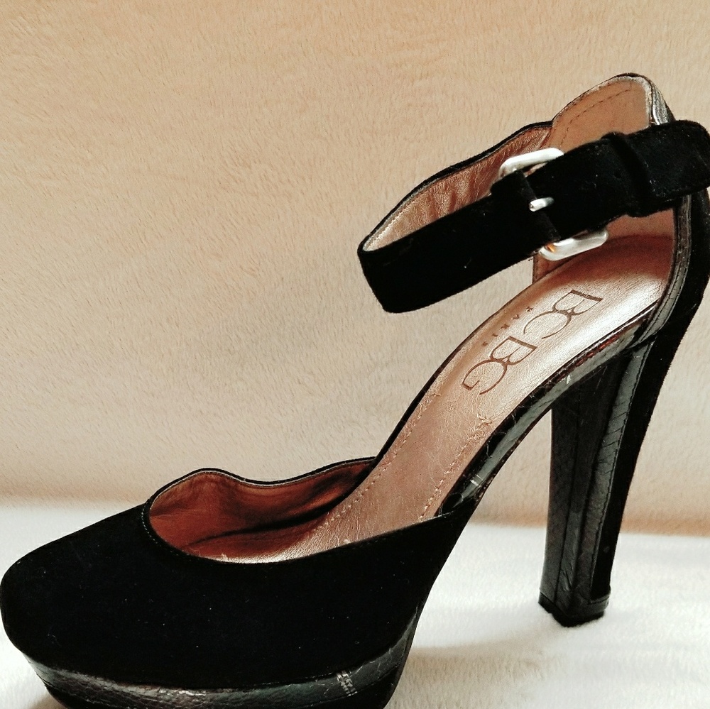 BCBG Paris black suede/snake pattern pumps