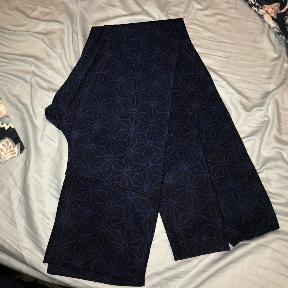 Lululemon navy high rise wunders w/ cute design