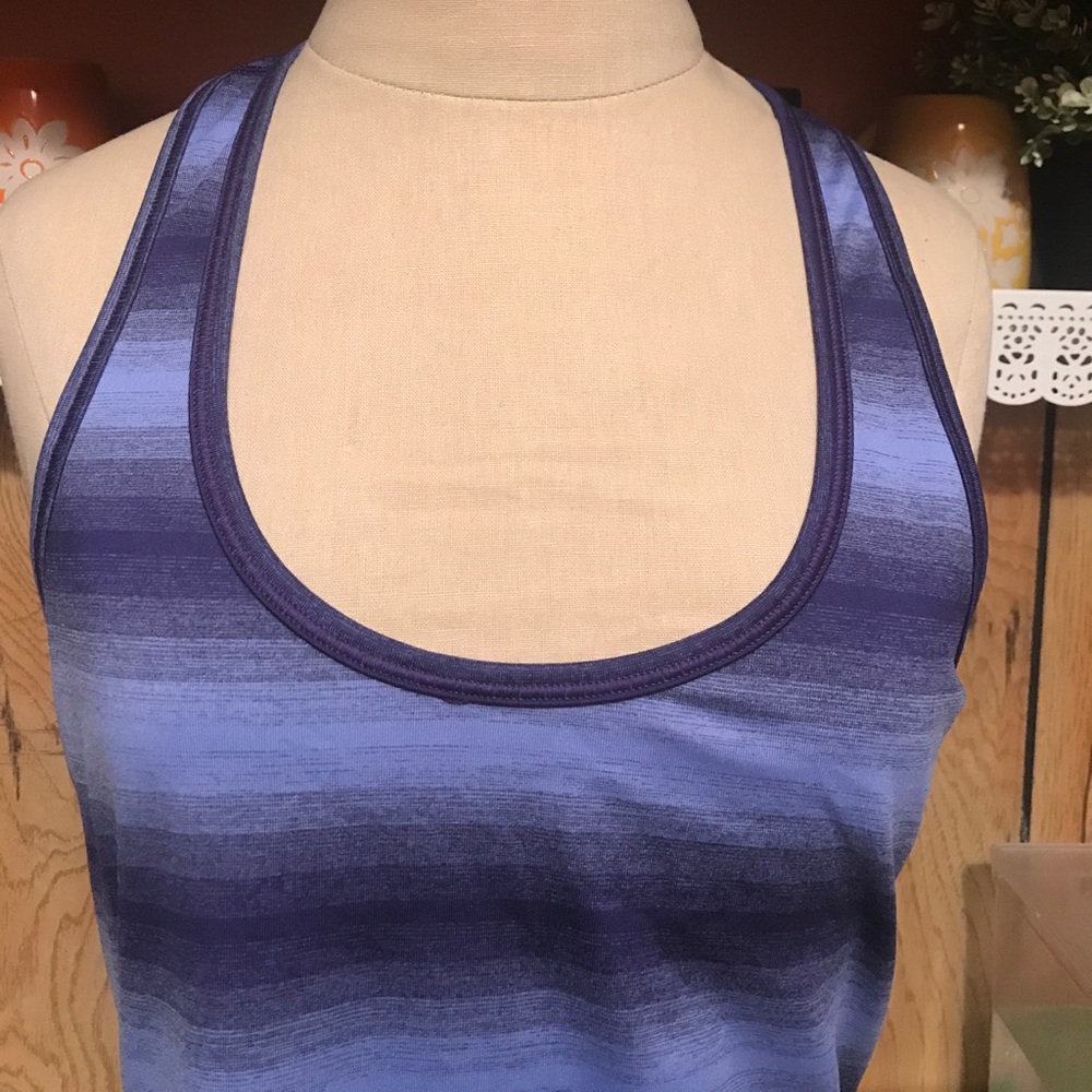 Athleta top🔴 - Picture 2 of 3