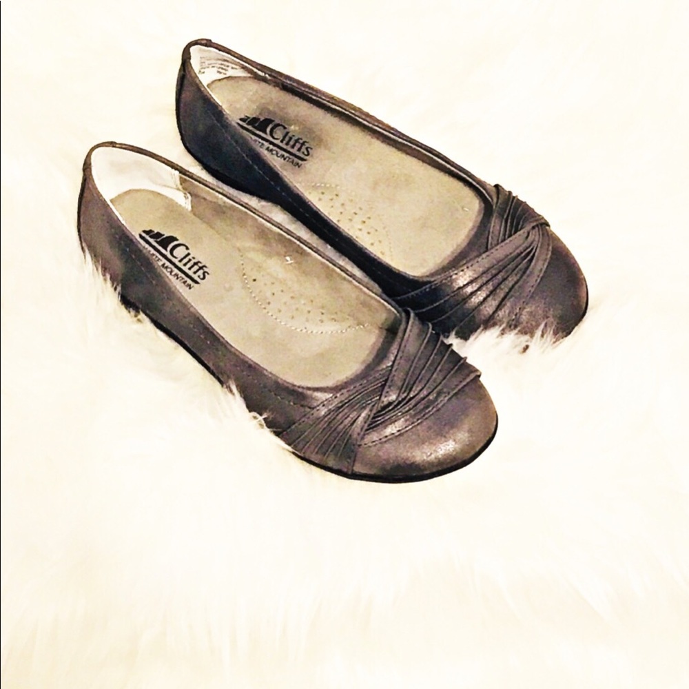 CLIFFS BY WHITE MOUNTAIN HILT FLAT Size 6 NWOT