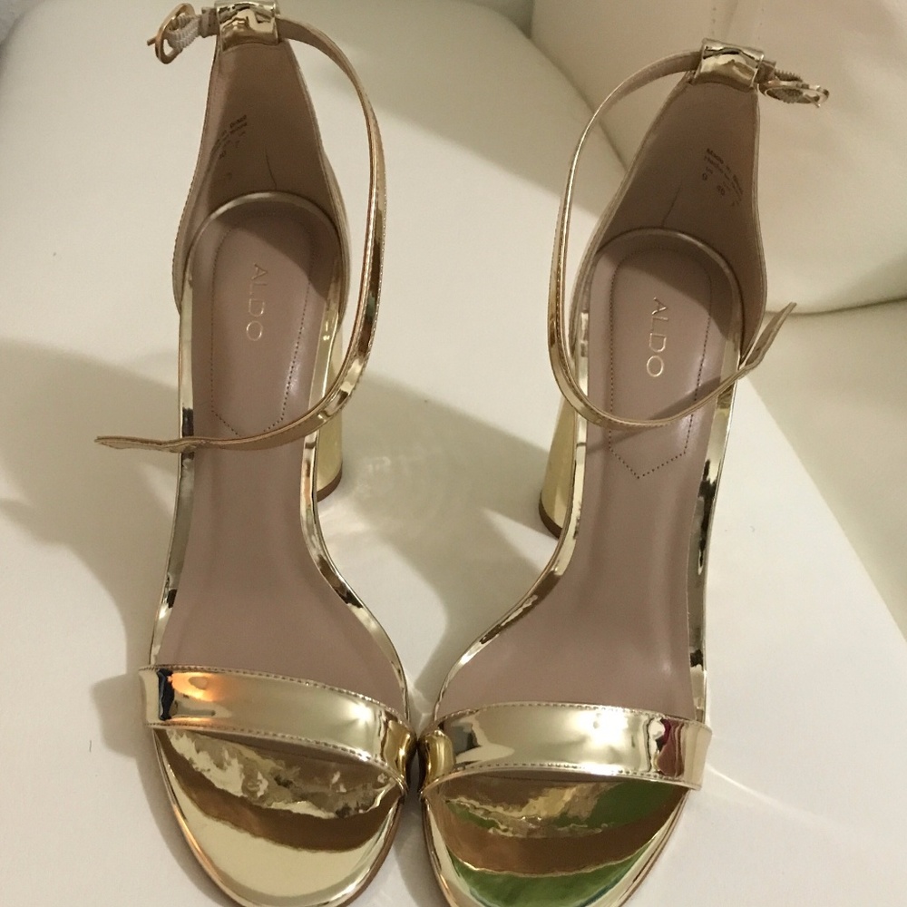 "LIKE NEW IN BOX" GOLD PATENT HELSA-82 ALDO SANDAL