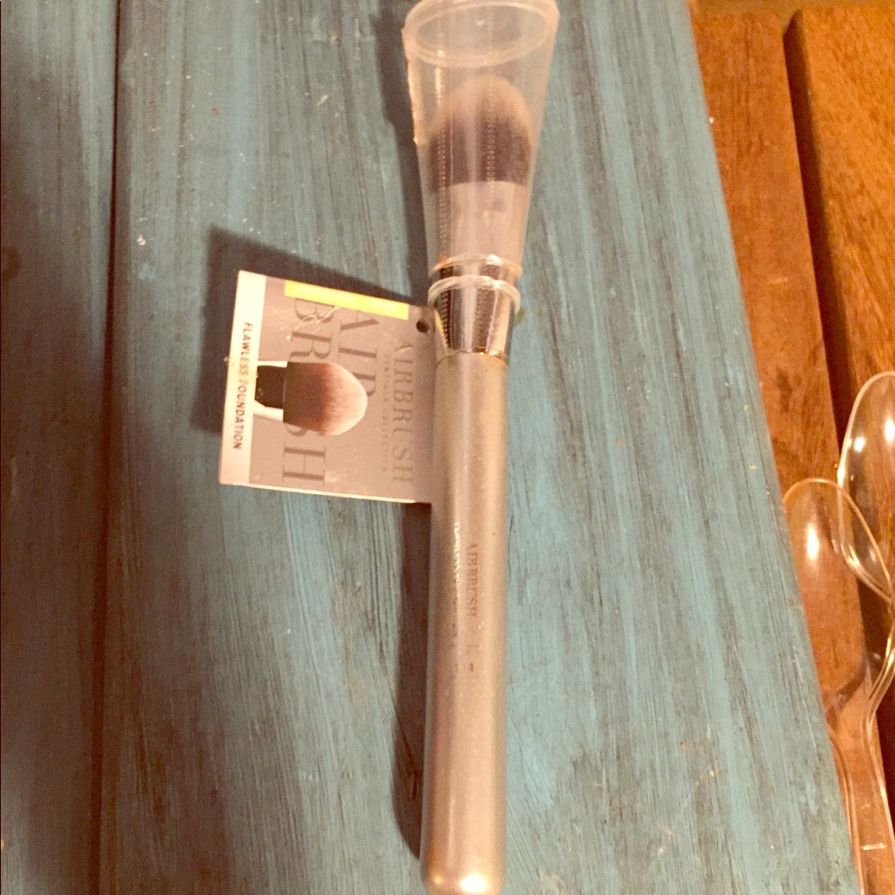 iT ! Airbrush foundation brush