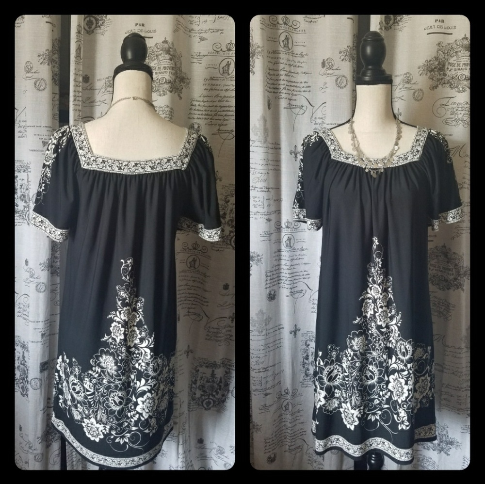 GEOMETRIC BLACK/WHITE BOHEMIAN DRESS
