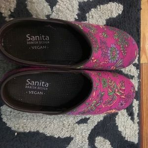 (38) SUPER CUTE vegan sanita clogs 🛍💕