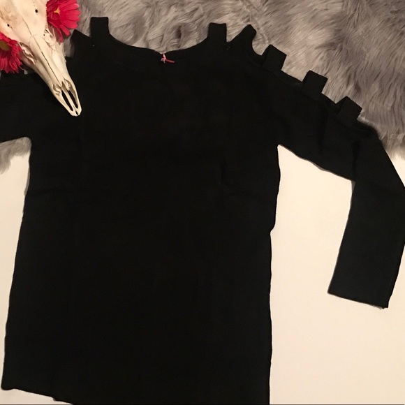 BOGO RESTOCKED!! BlAcK LaDdEr SlEeVe SwEaTeR - Picture 2 of 5