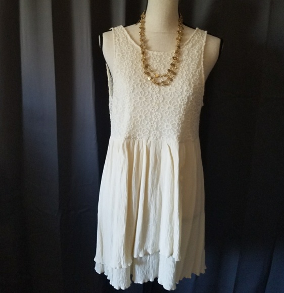CREAM SLEEVELESS FULLY LINED DRESS W/TIERED BOTTOM - Picture 2 of 4