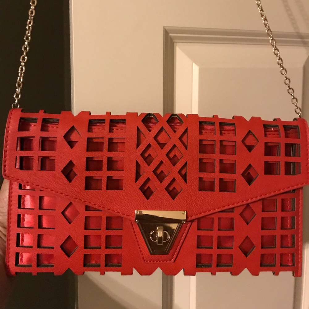 Red ornate clutch with gold chain strap - Picture 2 of 2