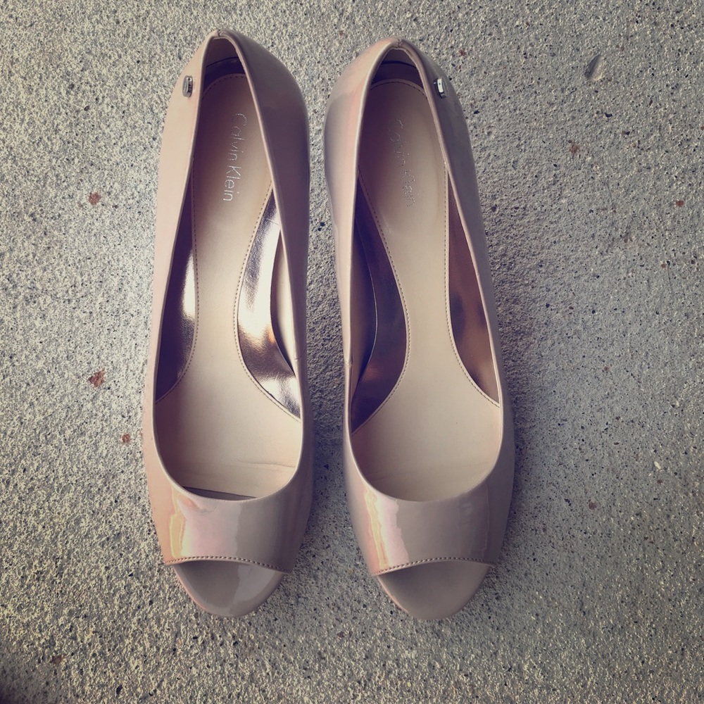 Open toe cream colored patent leather 3 1/2” heel