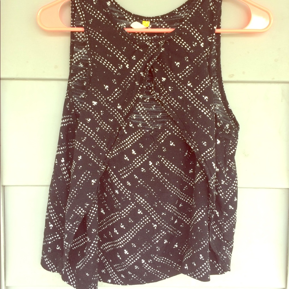 Adorable free People top with front cutout.