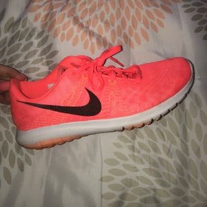 woman’s nike sneakers