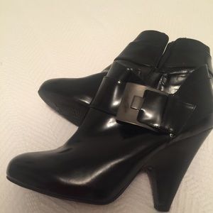 VINCE CAMUTO BLACK ANKLE BOOTIES