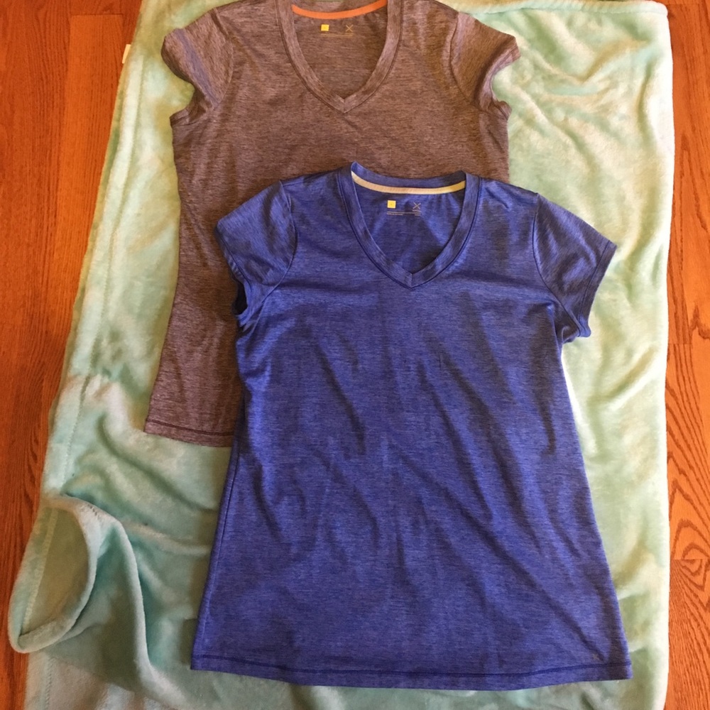 2 Xersion t-shirts