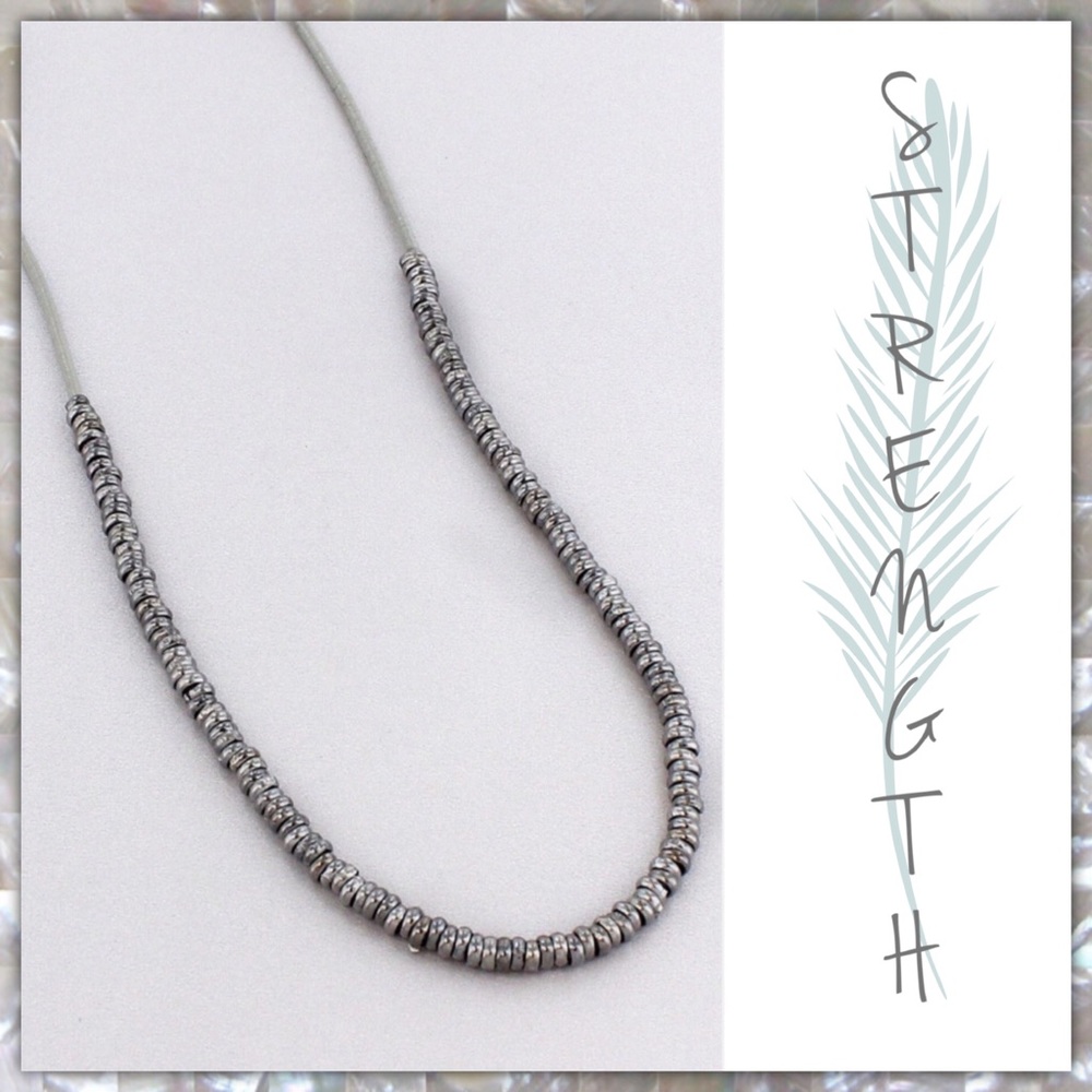 VARIEGATED METALLIC RINGS GRAY CORD NECKLACE
