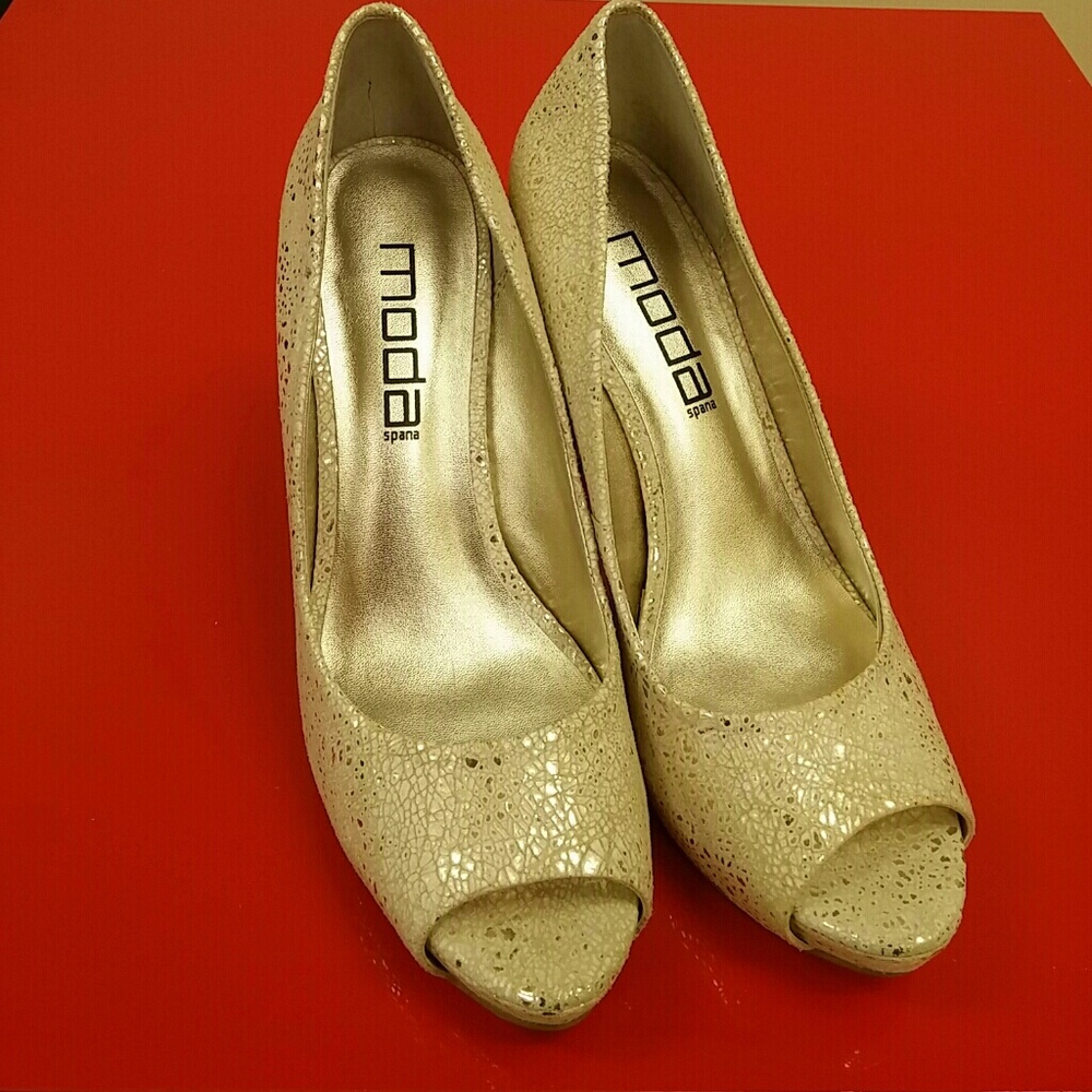 Moda spana gold opentoe pumps size 7