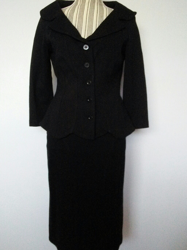 SMART LOOKING TWO PIECE PENCIL SKIRT AND BLAZER