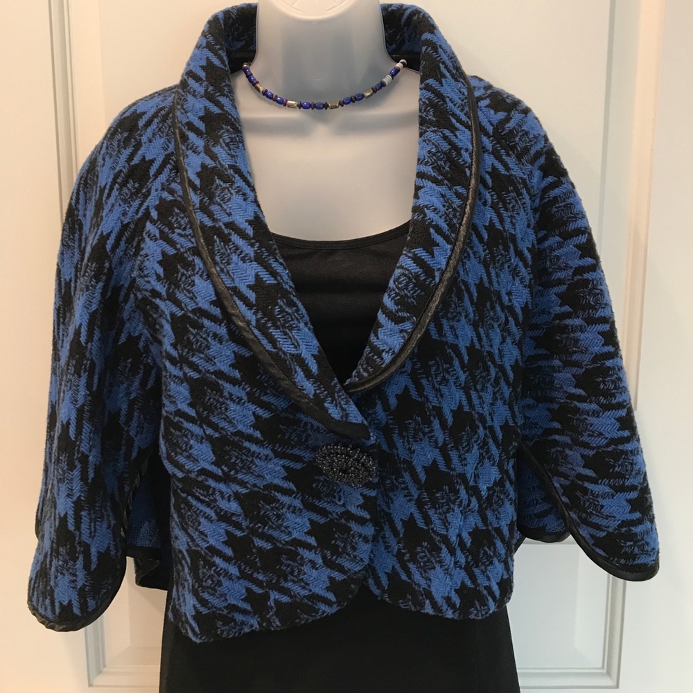 Vertigo Paris cape with sleeves