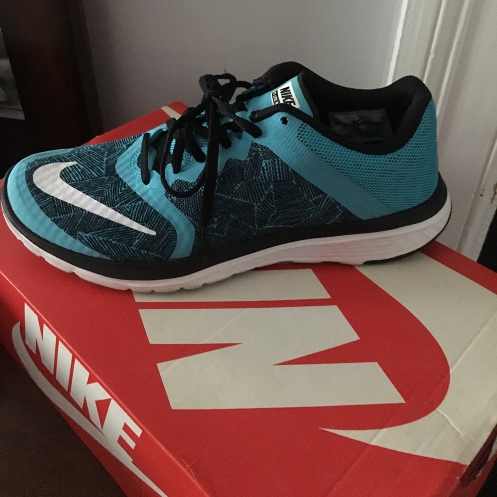 Nike sneaker like new worn 2 times