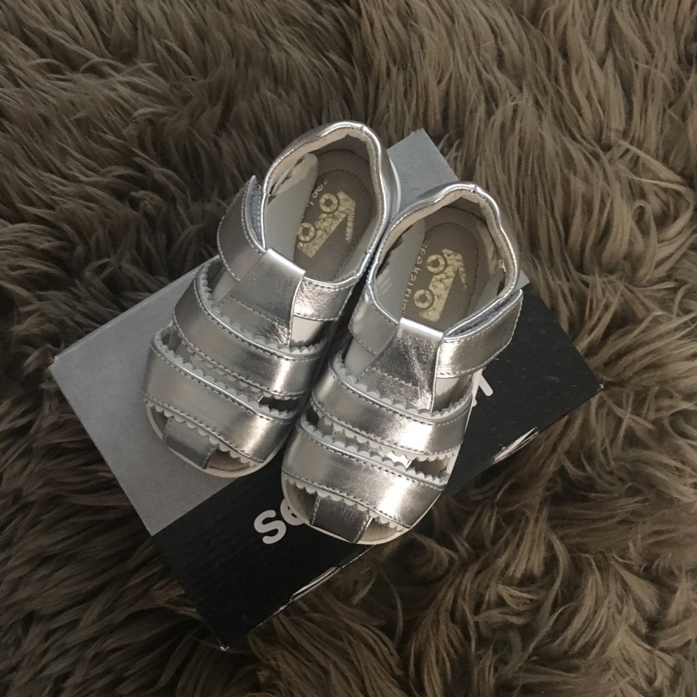 NEW See kai run Gloria II silver sandals, size 7