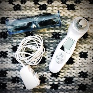 Ultra Renew Plus LED device, charger and googles