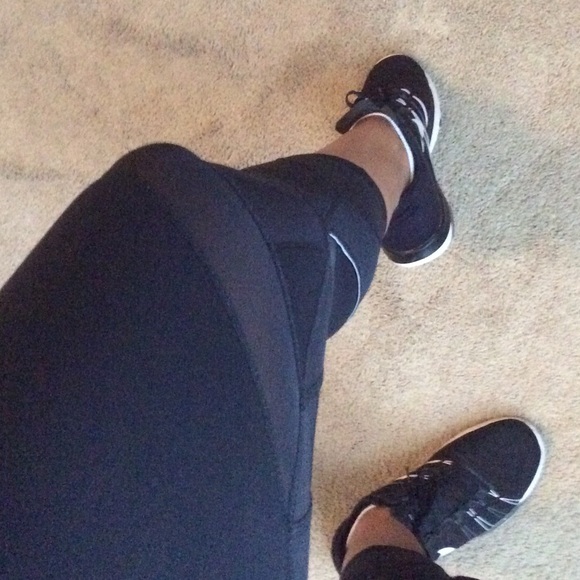 Zella Capri Pants with Mesh Cutouts - Picture 3 of 6