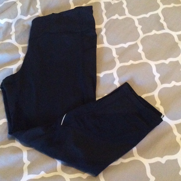 Zella Capri Pants with Mesh Cutouts - Picture 4 of 6