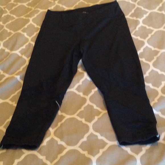 Zella Capri Pants with Mesh Cutouts - Picture 5 of 6