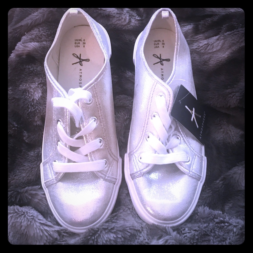 Tennis shoes