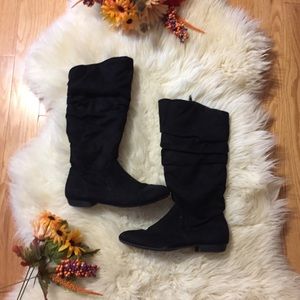 Mid-calf black boot with zipper on the inside