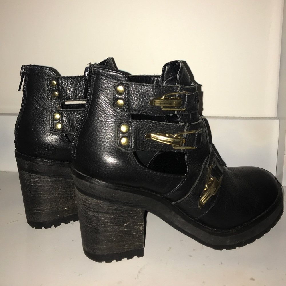 STEVE MADDEN CUT-OUT BOOTIES