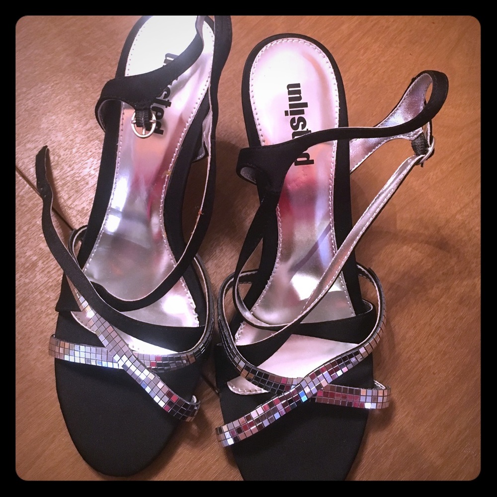 Black unlisted shoes, size 8