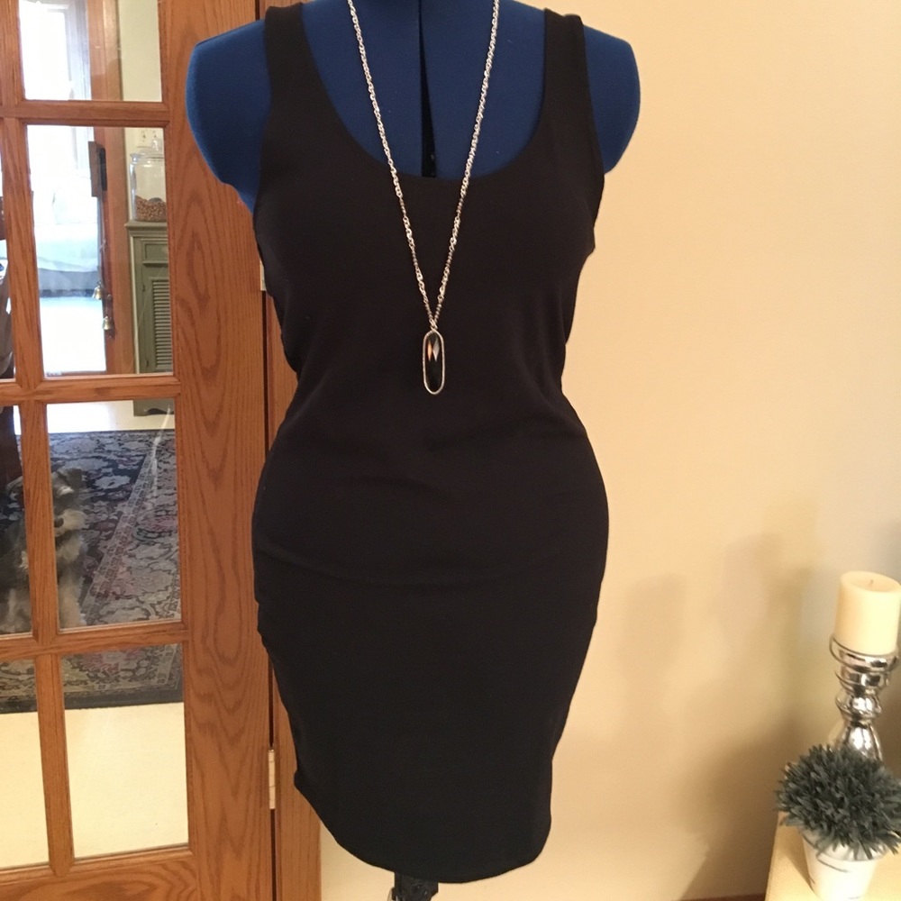 Black short sleeved bodycon dress