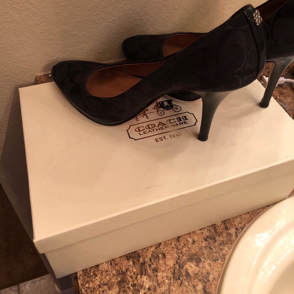 Coach shoes size 8.5 worn a few times - Picture 2 of 2