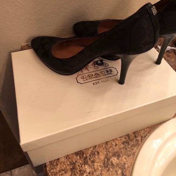 Coach shoes size 8.5 worn a few times - Picture 2 of 2