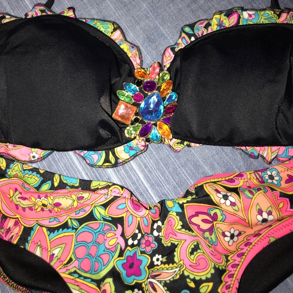 Bathing suit - Picture 2 of 3